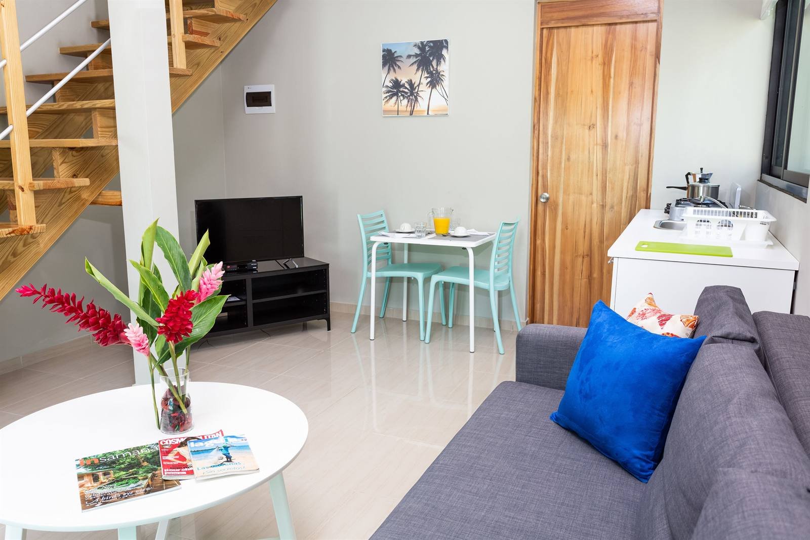 Residence Las Dos Palmas: ground floor with living area, dining table, kitchenette and stairs to the bedroom