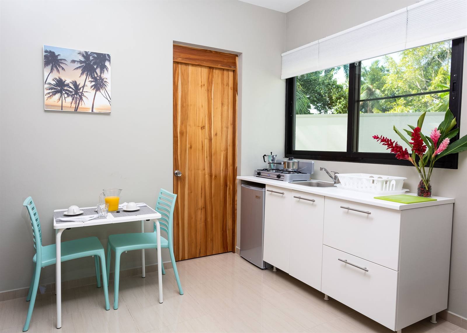 Residence Las Dos Palmas: kitchenette with a window onto the garden